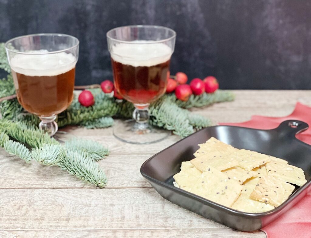 Crackers de almendra molida y queso.