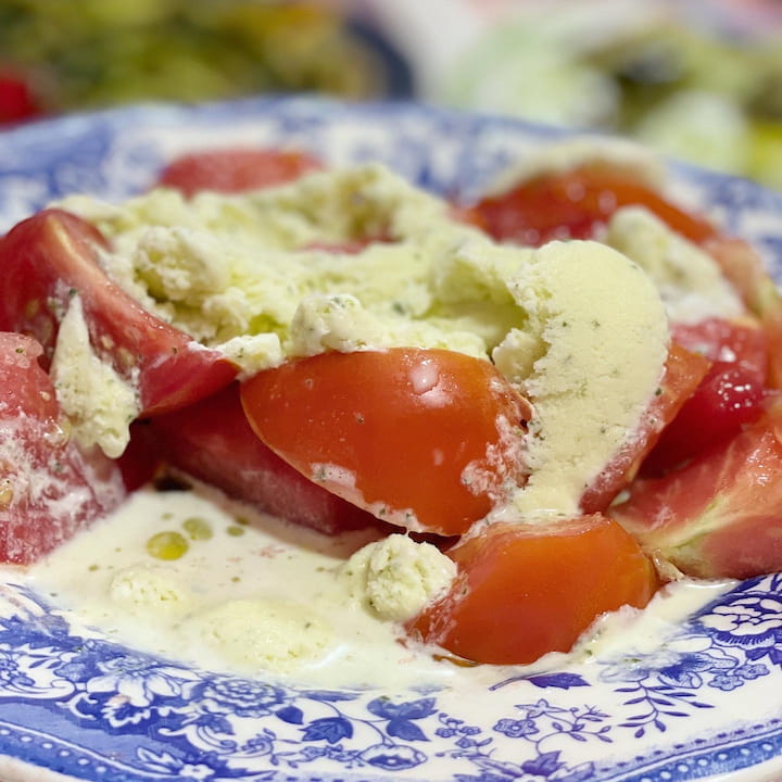 Helado de albahaca con ensalada de tomate.